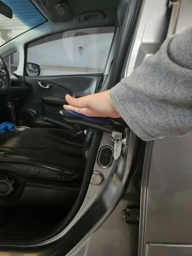 Poignée d'assistance voiture Astuvita installée en situation réelle